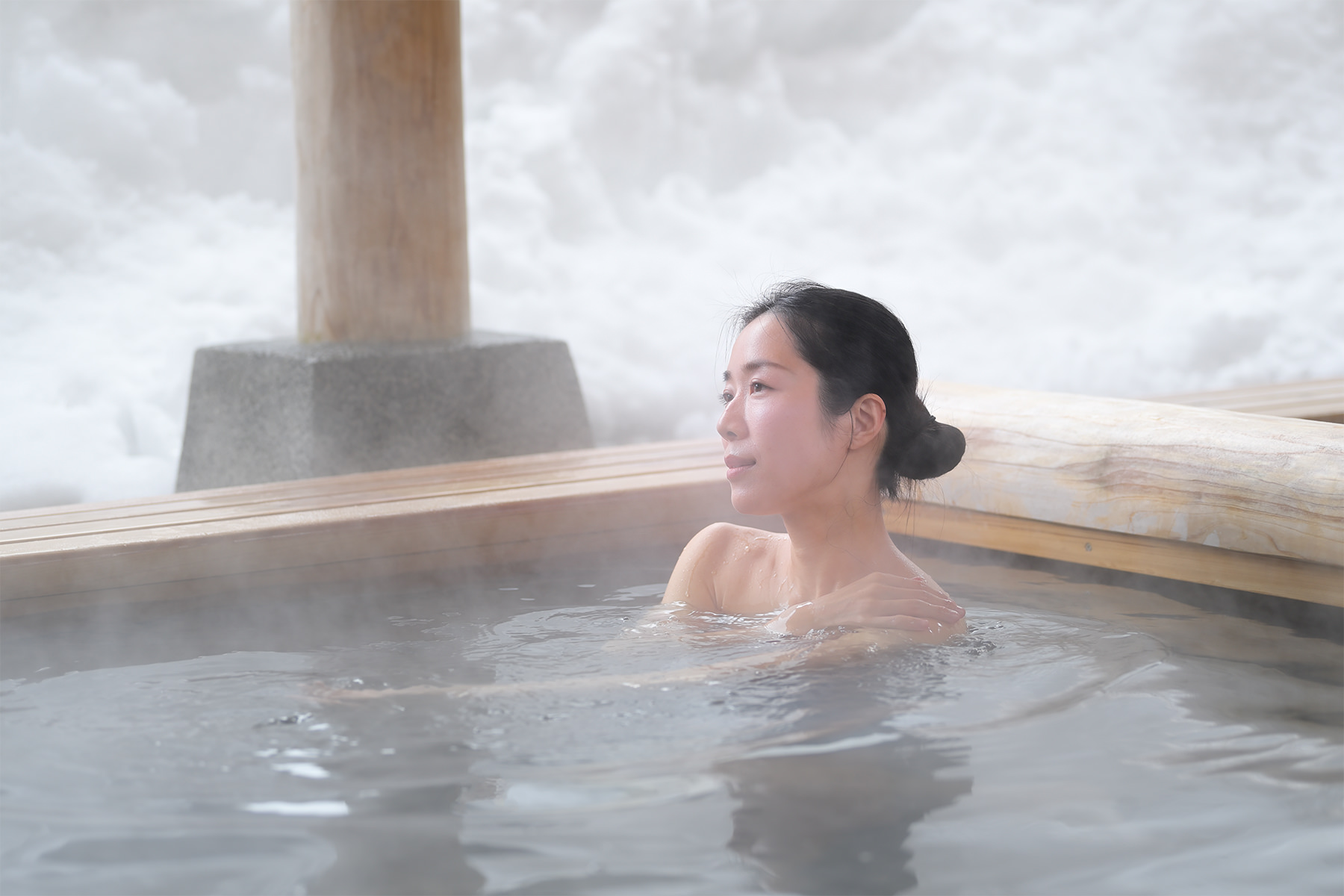 雪の露天風呂モデル入り