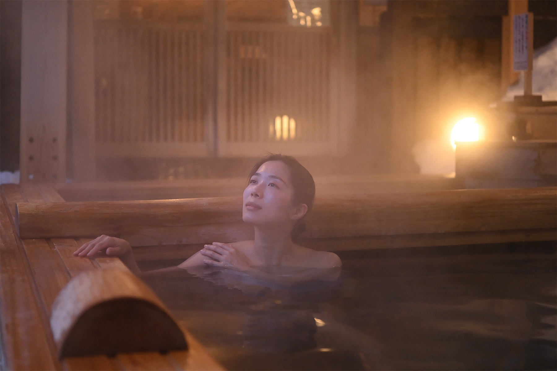 月見の湯-モデル入浴シーン